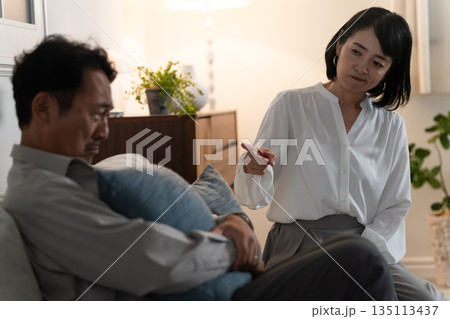 けんかをする熟年夫婦　ライフスタイルイメージ 135113437