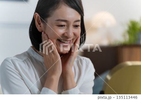 スキンケアをするミドル女性　ビューティーイメージ 135113446
