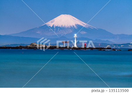 《神奈川県》富士山と大海原・森戸海岸の眺め 《神奈川県》富士山と大海原・森戸海岸の眺め 135113500
