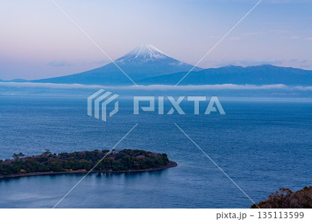 （静岡県）大瀬崎から海越しの富士山 135113599