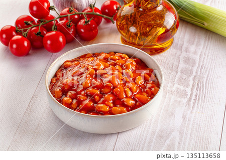White canned bean in tomato sauce 135113658