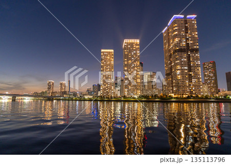 《東京都》豊洲ぐるり公園の夜景・晴海のタワーマンションをのぞむ 135113796