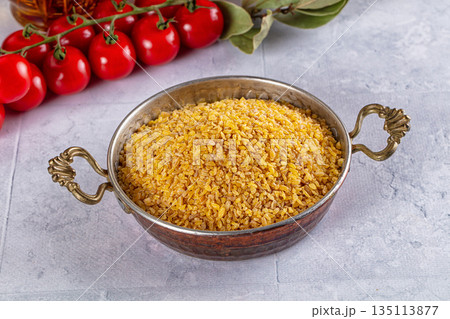 Raw dry bulgur wheat cereal Raw dry bulgur wheat cereal 135113877