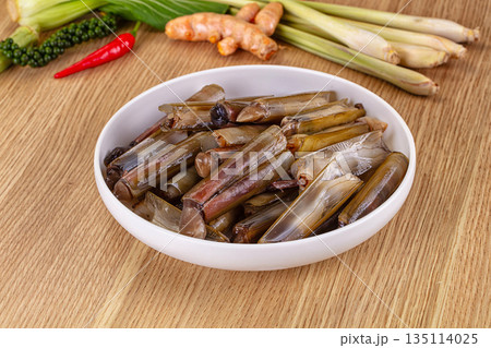 Fresh raw razor fish mollisc 135114025