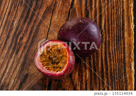 Sweet juicy passion fruit - maracuya Sweet juicy passion fruit - maracuya 135114034