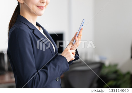 スマホを持つ女性 スマホを持つ女性 135114060