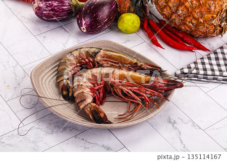 Raw Jumbo king tiger prawns 135114167