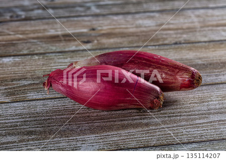 Raw purple ripe shallot onion 135114207