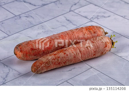 Fresh ripe raw carrots heap Fresh ripe raw carrots heap 135114208