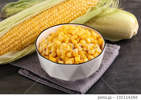 Canned sweet young corn grain 135114268