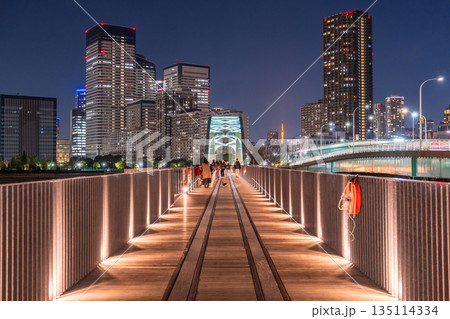 《東京都》タワーマンションと晴海橋梁の夜景 135114334