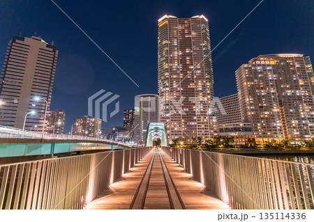 《東京都》タワーマンションと晴海橋梁の夜景 135114336