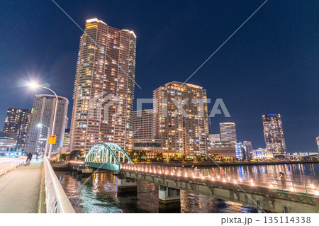 《東京都》タワーマンションと晴海橋梁の夜景 《東京都》タワーマンションと晴海橋梁の夜景 135114338