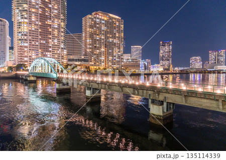 《東京都》タワーマンションと晴海橋梁の夜景 135114339