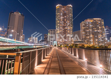 《東京都》タワーマンションと晴海橋梁の夜景 135114341