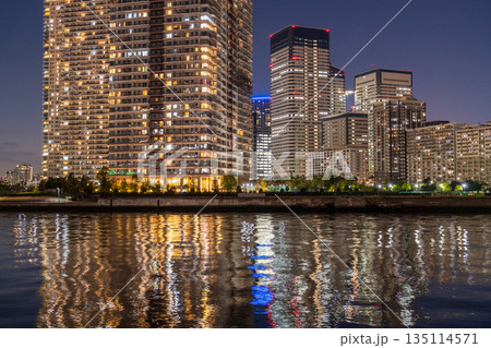 《東京都》東京ベイエリア・タワーマンションの夜景 135114571