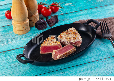 Tuna tataki with sesame seeds Tuna tataki with sesame seeds 135114594