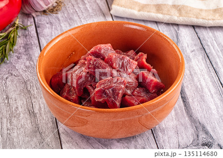 Raw beef meat cubes pieces Raw beef meat cubes pieces 135114680