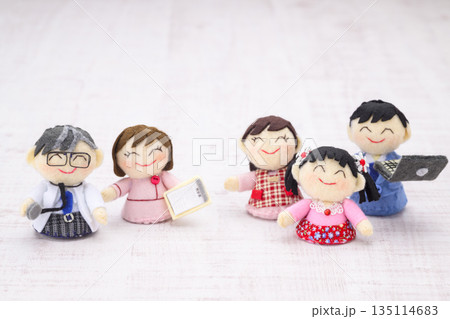 医師、看護師、家族の人形 135114683