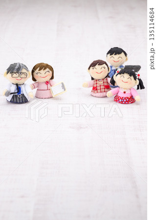 医師、看護師、家族の人形 135114684