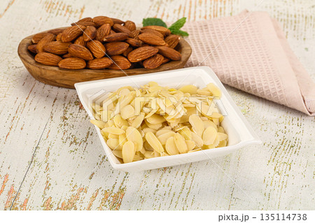 Sliced almond nut for culinary Sliced almond nut for culinary 135114738