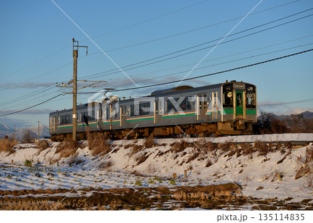 山形線を走る701系5500番台普通電車2両 山形線を走る701系5500番台普通電車2両 135114835