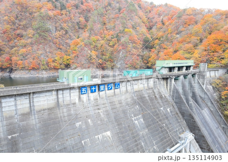 五十里ダムの紅葉/栃木県日光市 五十里ダムの紅葉/栃木県日光市 135114903