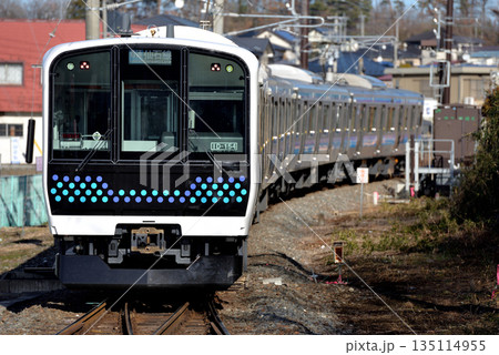 仙石線を走るE131系800番台普通電車4両 135114955