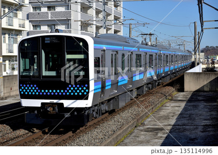 仙石線を走るE131系800番台普通電車4両 135114996