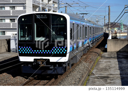 仙石線を走るE131系800番台普通電車4両 135114999