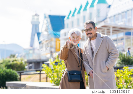 旅行するシニア夫婦 撮影協力:道の駅伊東マリンタウン 旅行するシニア夫婦 撮影協力:道の駅伊東マリンタウン 135115017