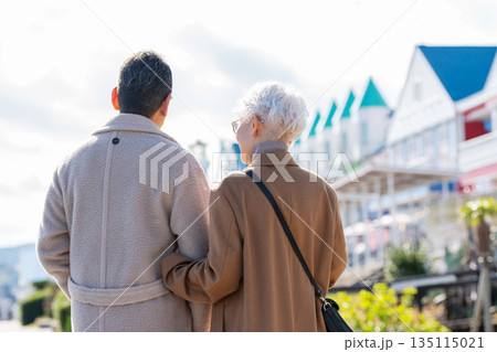 旅行するシニア夫婦 撮影協力:道の駅伊東マリンタウン 旅行するシニア夫婦 撮影協力:道の駅伊東マリンタウン 135115021