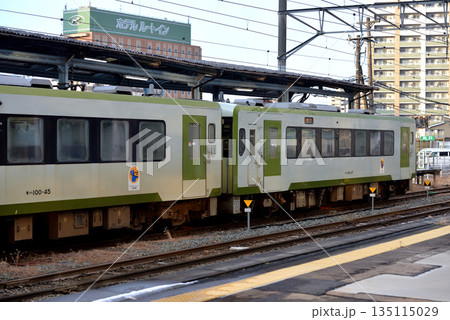 北上線キハ100系普通列車 北上線キハ100系普通列車 135115029