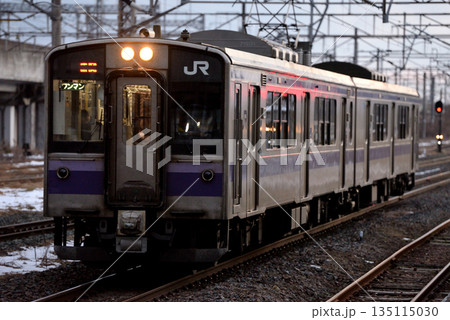 夕闇迫る東北本線を走る701系普通電車2両 135115030