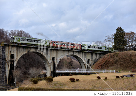 釜石線を走るキハ110系快速はまゆり54号 釜石線を走るキハ110系快速はまゆり54号 135115038