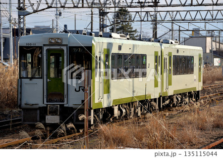 駅構内に佇む釜石線キハ100系気動車2両 135115044