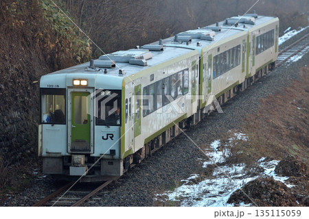 釜石線を走るキハ100系普通列車3両 135115059