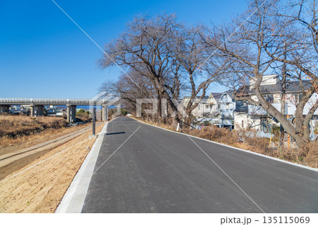 住宅脇の川に造られた幅5メートルの広い遊歩道 住宅脇の川に造られた幅5メートルの広い遊歩道 135115069