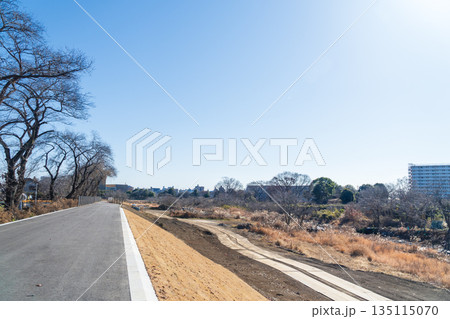 住宅脇の川に造られた幅5メートルの広い遊歩道 135115070
