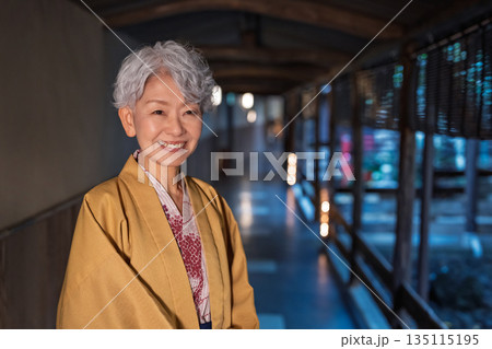 温泉旅行を楽しむシニア女性　撮影協力:伊東緑涌 135115195