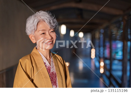 温泉旅行を楽しむシニア女性　撮影協力:伊東緑涌 135115196