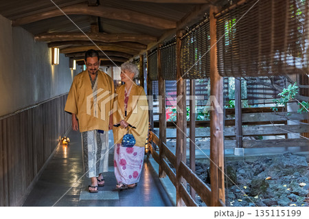 温泉旅行を楽しむシニア夫婦　撮影協力:伊東緑涌 135115199
