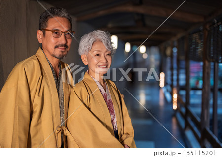 観光を楽しむシニア夫婦　撮影協力:伊東緑涌 135115201