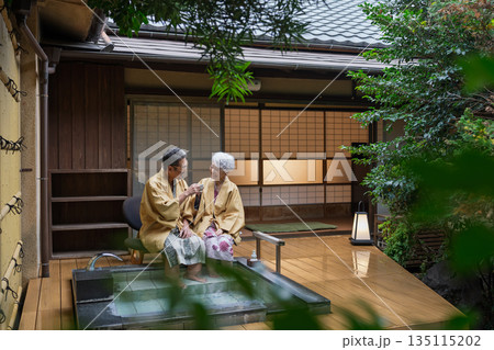 温泉　露天風呂　シニア夫婦　撮影協力:伊東緑涌 135115202