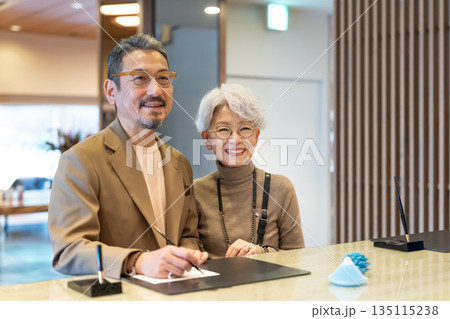 旅行するシニア夫婦　撮影協力:伊東緑涌 135115238