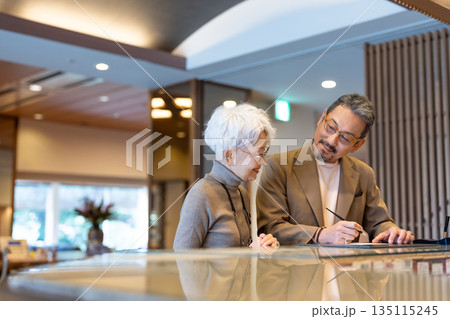 旅行するシニア夫婦　撮影協力:伊東緑涌 135115245