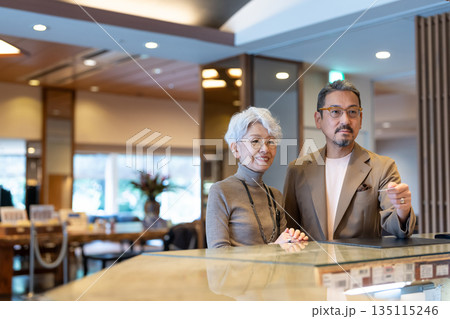 旅行するシニア夫婦　撮影協力:伊東緑涌 135115246