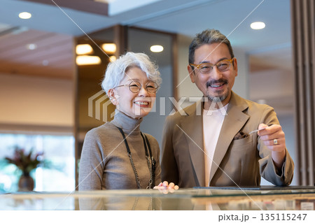 旅行するシニア夫婦　撮影協力:伊東緑涌 135115247