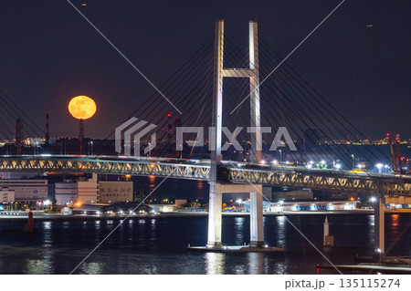 《神奈川県》月の出の横浜ベイブリッジ 135115274