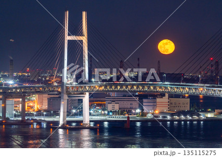 《神奈川県》月の出の横浜ベイブリッジ 《神奈川県》月の出の横浜ベイブリッジ 135115275